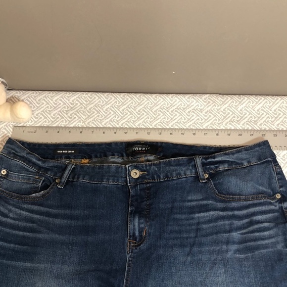 Torrid High Rise Curvy Crop Jeans 26R - Picture 7 of 12